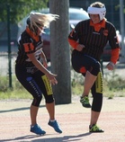 Janika Kiuru ja  Saara Simolin laittoivat tanssiksi Saaran lyötyä kunnarin. Saaralla oli muutenkin hyvä lyöntivire läpi ottelun.
