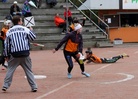 Haminan nuori ja nopea joukkue pelasi monipuolisesti ja uhrautuvasti. II-palkittu lukkari Riia Virto joutuu toteamaan Haminan pelaajan syöksyvän kotipesään reilusti ennen pallon saapumista.