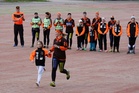 ViPan E-tytöt ja naperopesiksen pelaajat saattelivat Vipan pelaajat kentälle.