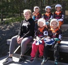 Mustien joukkue Emilian huomassa.