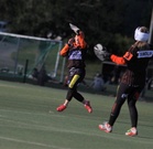 Satu Makkonen hakee koppia auringon paisteesta huolimatta Saara Simolinin seuratessa.