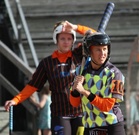 Nopea kärki Janika Kiuru tähyää kentällemenolyönnille aukkoa Tahkon kentästä. Taustalla Salla Hannula seuraa tilannetta.