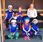 Veeran valkoiset sinisissä lämmittelyliiveissään.