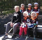 Mustien joukkue Emilian huomassa.