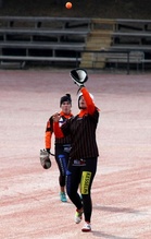 2-polttaja Saara Simolin oli taas keskikentän hallitsija. Tässä Saara poimii välilyönnin räpyläänsä Lotta Lehtirannan seuratessa.